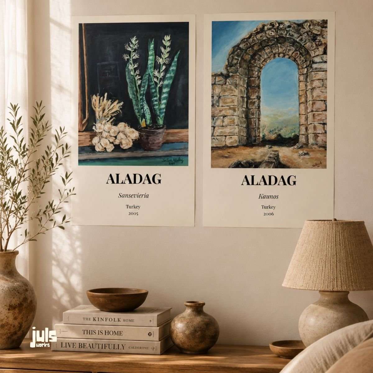Selim Aladağ'ın Sansevieria ve Kaunos eserlerinden ikili poster seti, pencere önünde