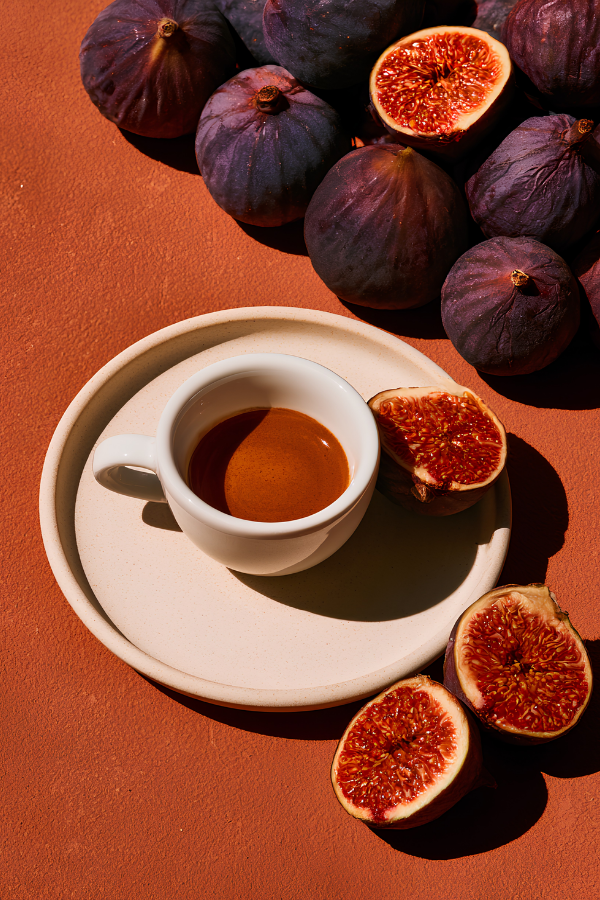 Espresso fincanı ve taze incirlerden oluşan fotoğraf