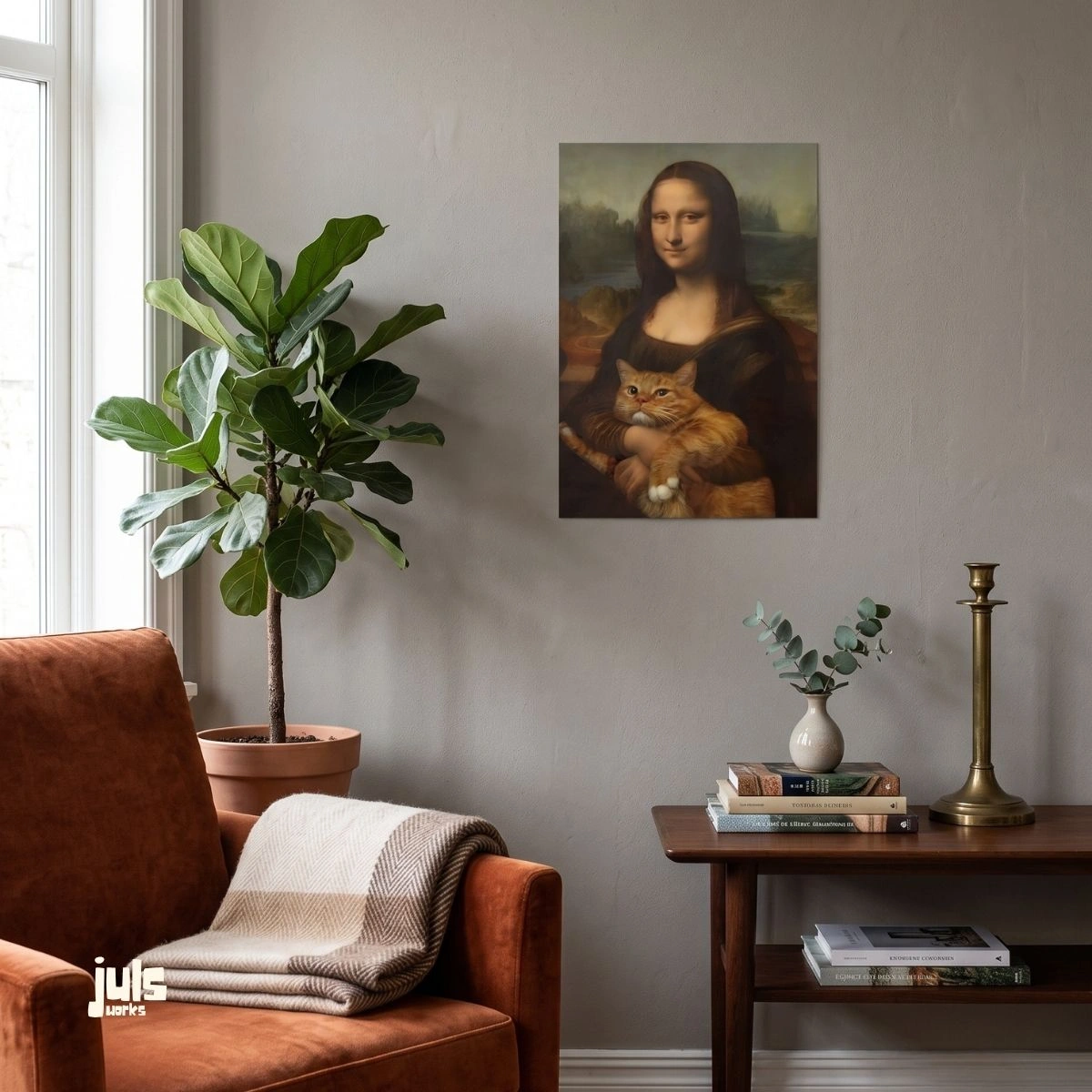 Vizon renkli salonda kiremit berjer yanında duvarda asılı kedili Mona Lisa duvar posteri.